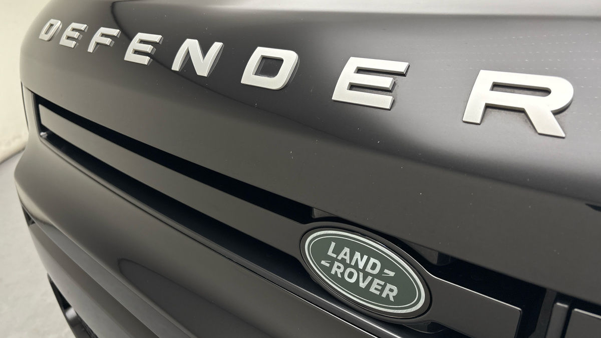 Land Rover Defender 110 Image 24