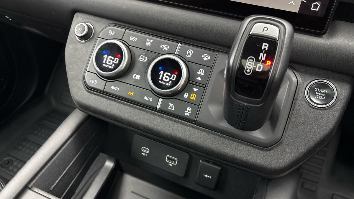 Land Rover Defender 110 Image 27