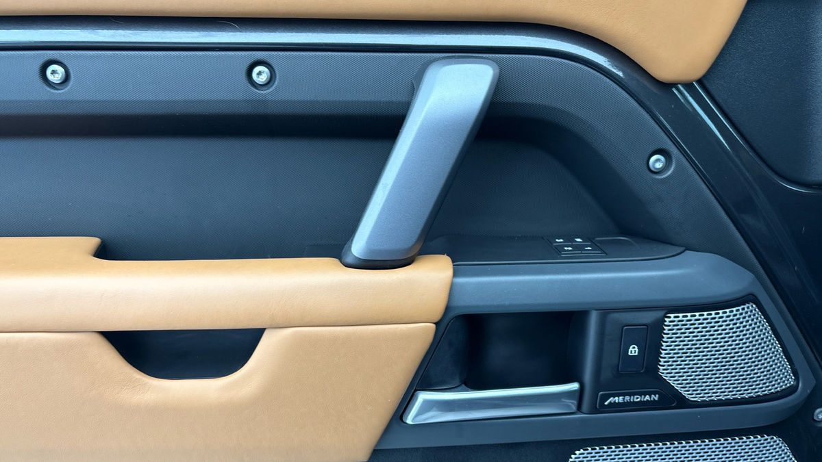 Land Rover Defender 130 Image 19