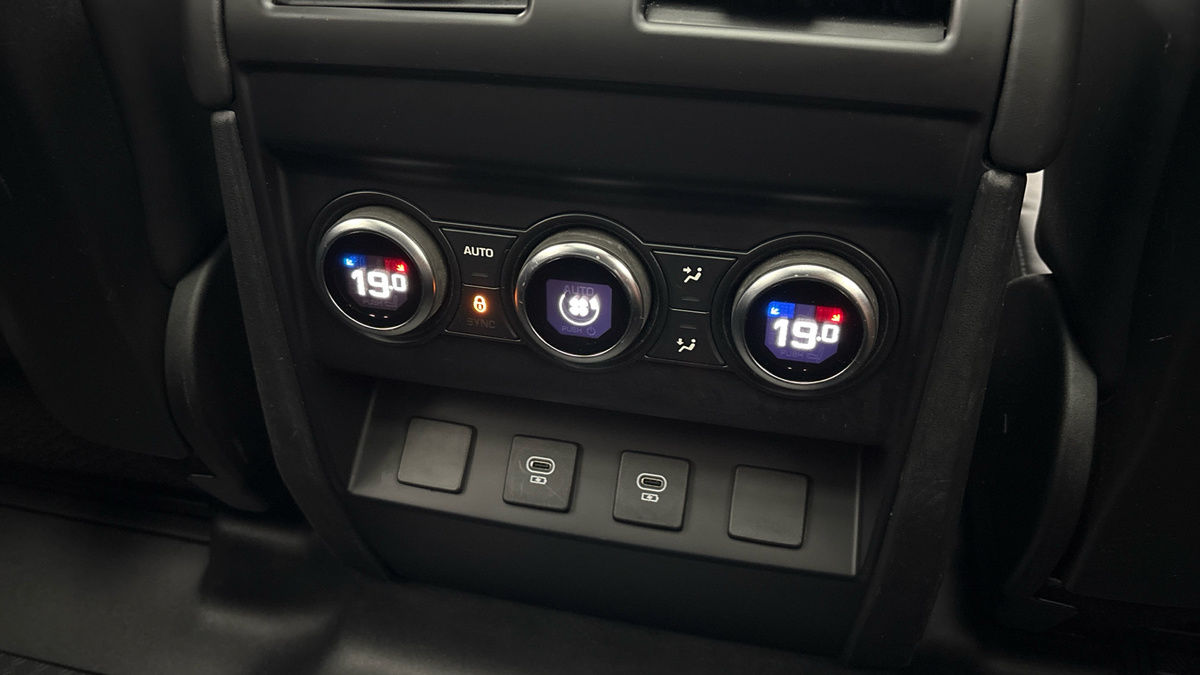 Land Rover Defender 110 Image 29