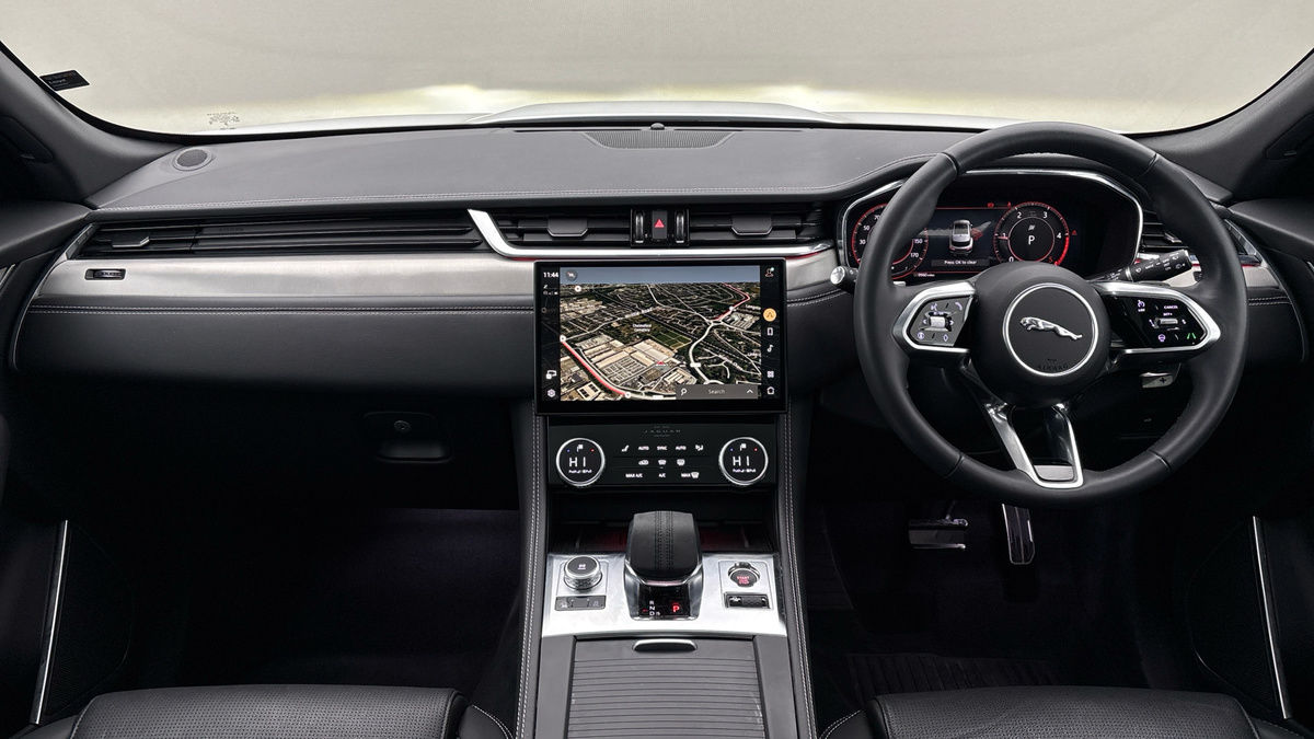 Jaguar F-PACE Image 12