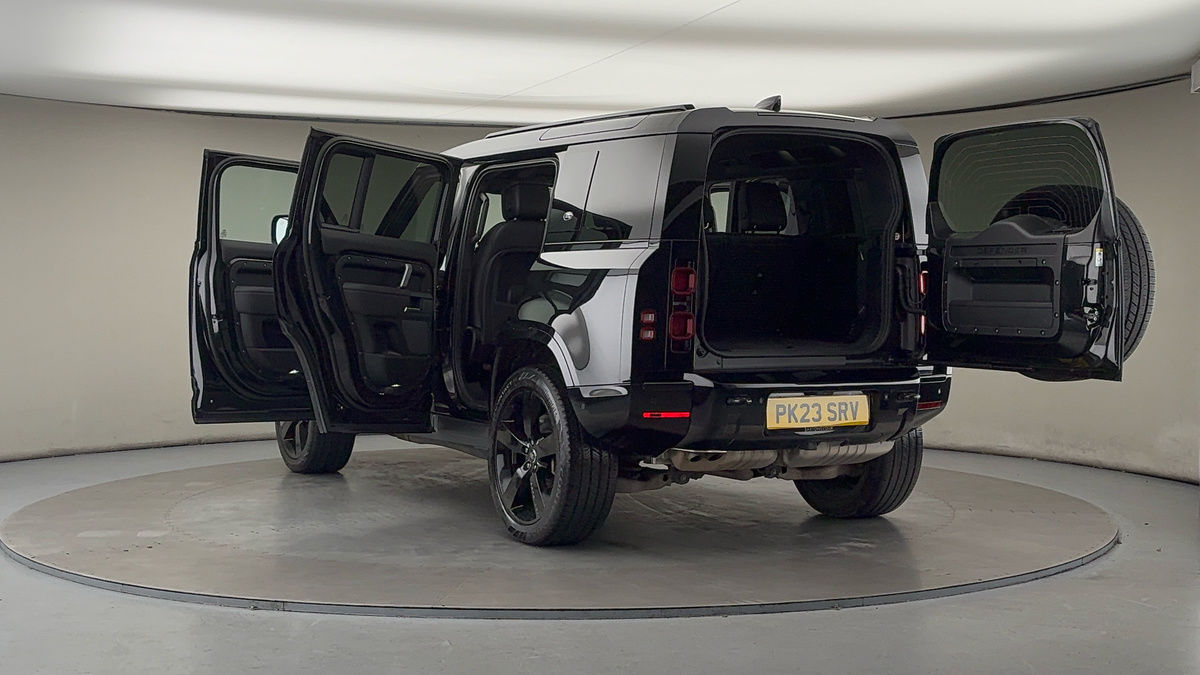 Land Rover Defender 110 Image 23