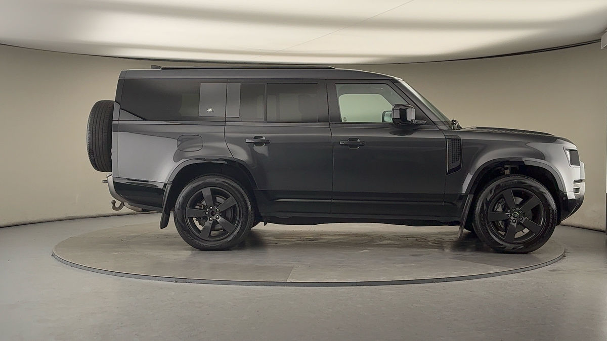 Land Rover Defender 130 Image 16