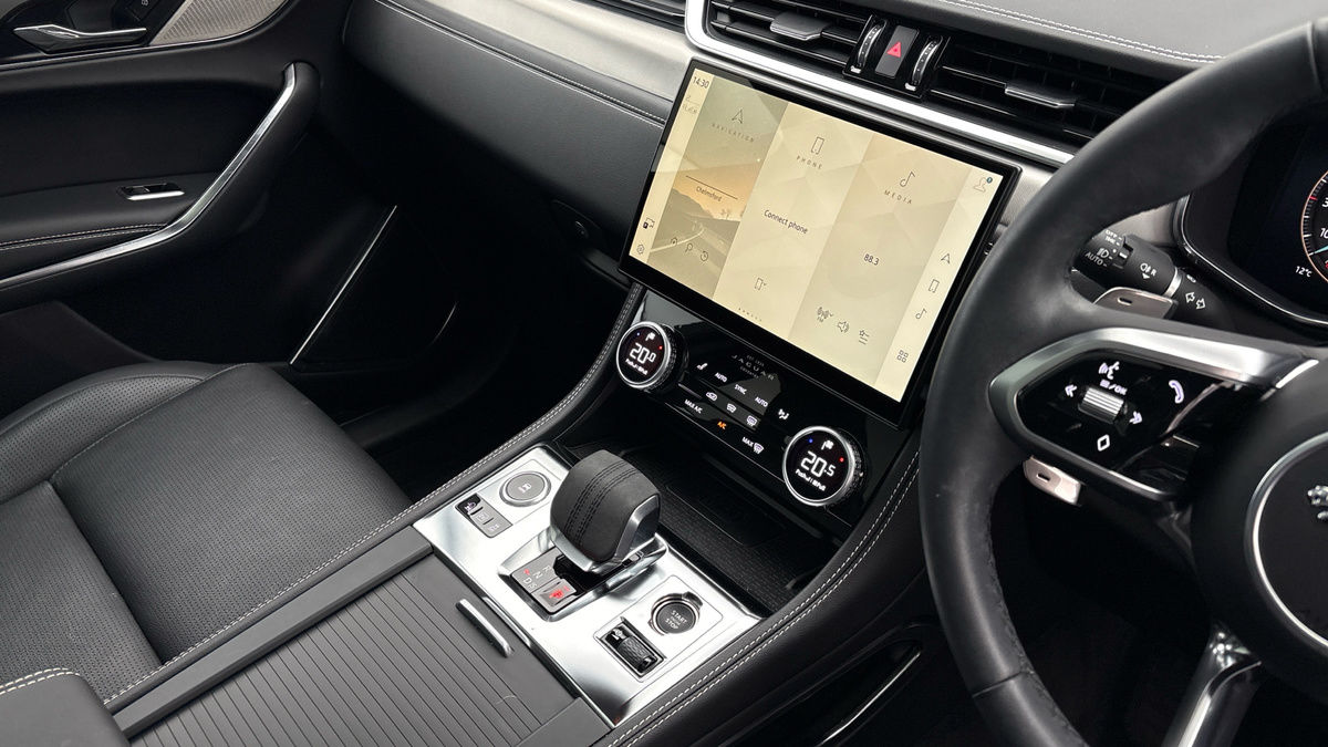 Jaguar F-PACE Image 18