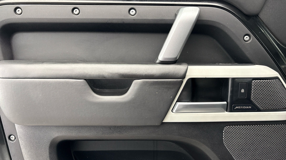 Land Rover Defender 110 Image 19