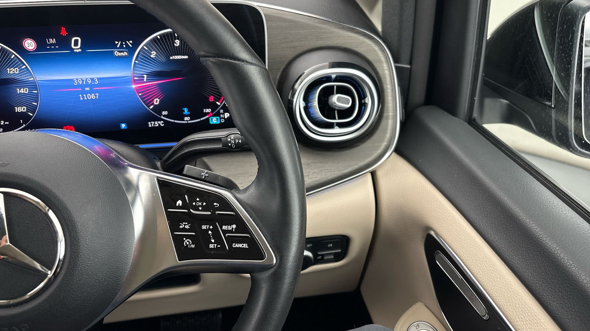 Mercedes-Benz V Class Image 14