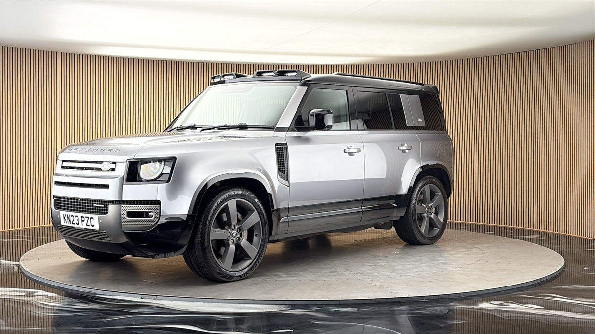 Land Rover Defender 110 Image 20