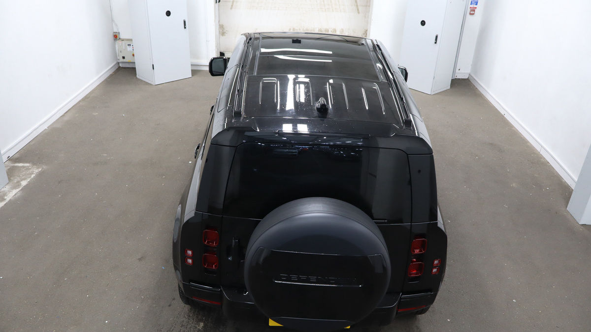 Land Rover Defender 110 Image 8