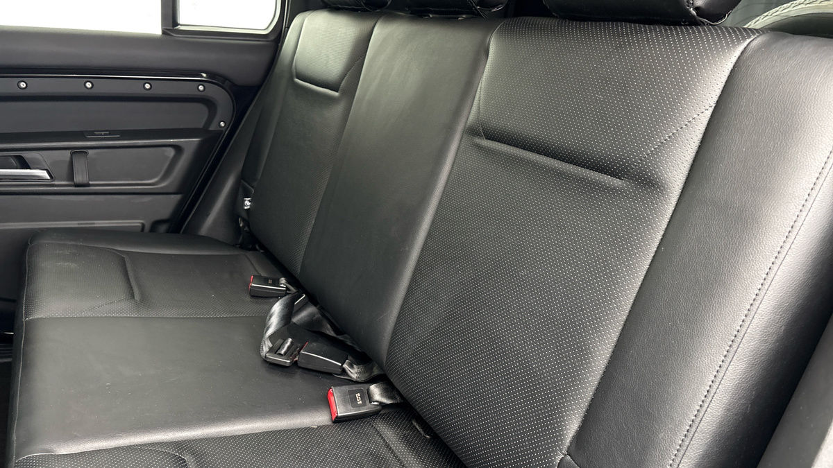 Land Rover Defender 110 Image 8