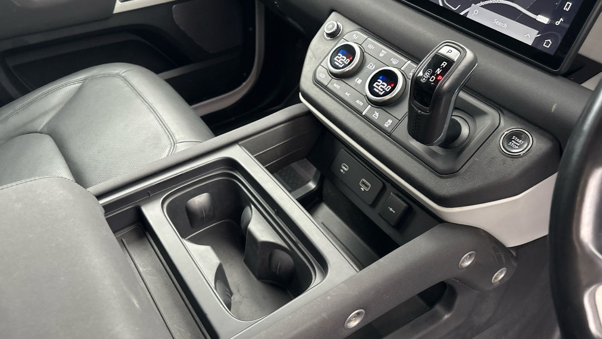 Land Rover Defender 110 Image 18