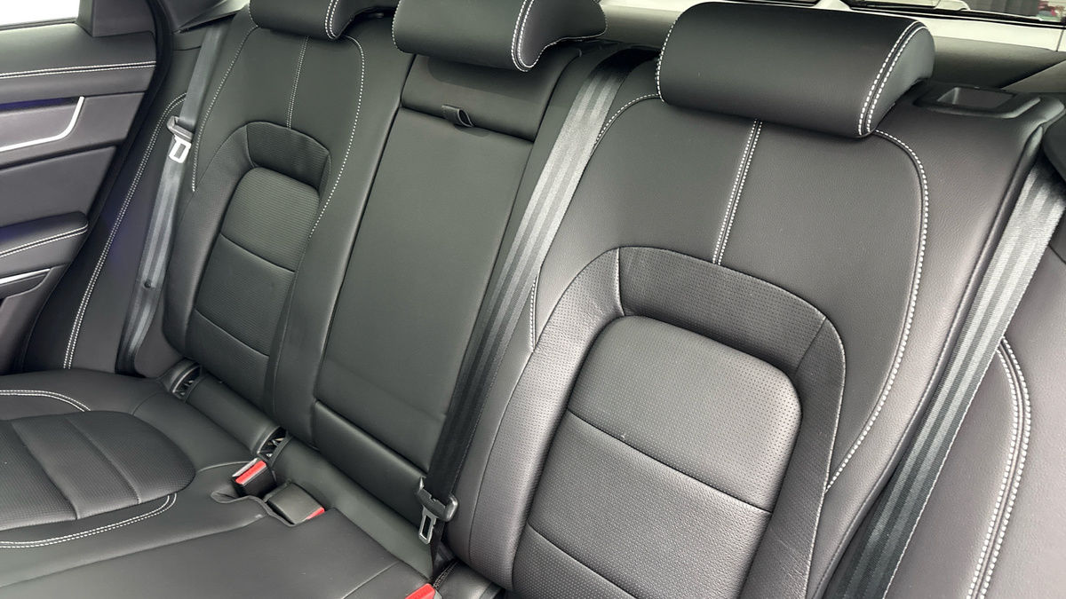 Jaguar F-PACE Image 8