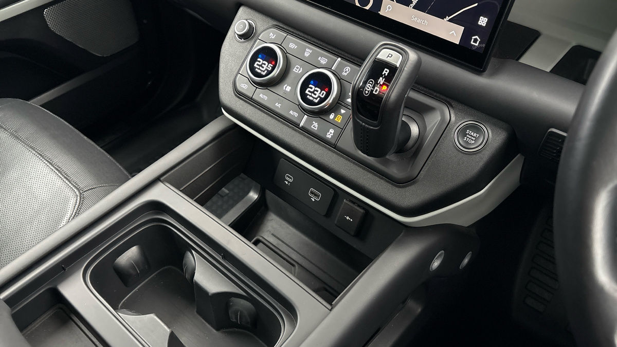 Land Rover Defender 130 Urban Image 18
