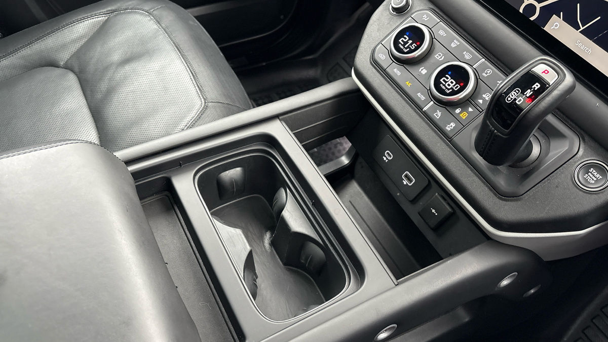 Land Rover Defender 110 Image 18