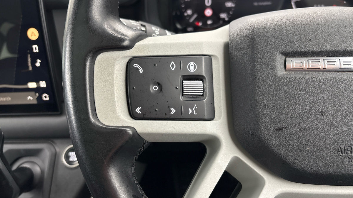 Land Rover Defender 110 Image 13