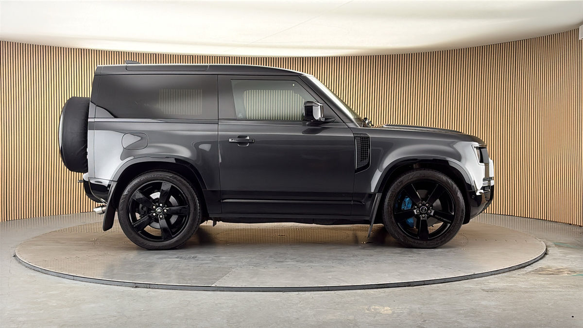Land Rover Defender 90 Image 16