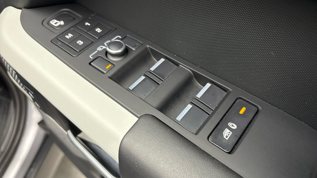 Land Rover Defender 110 Image 28