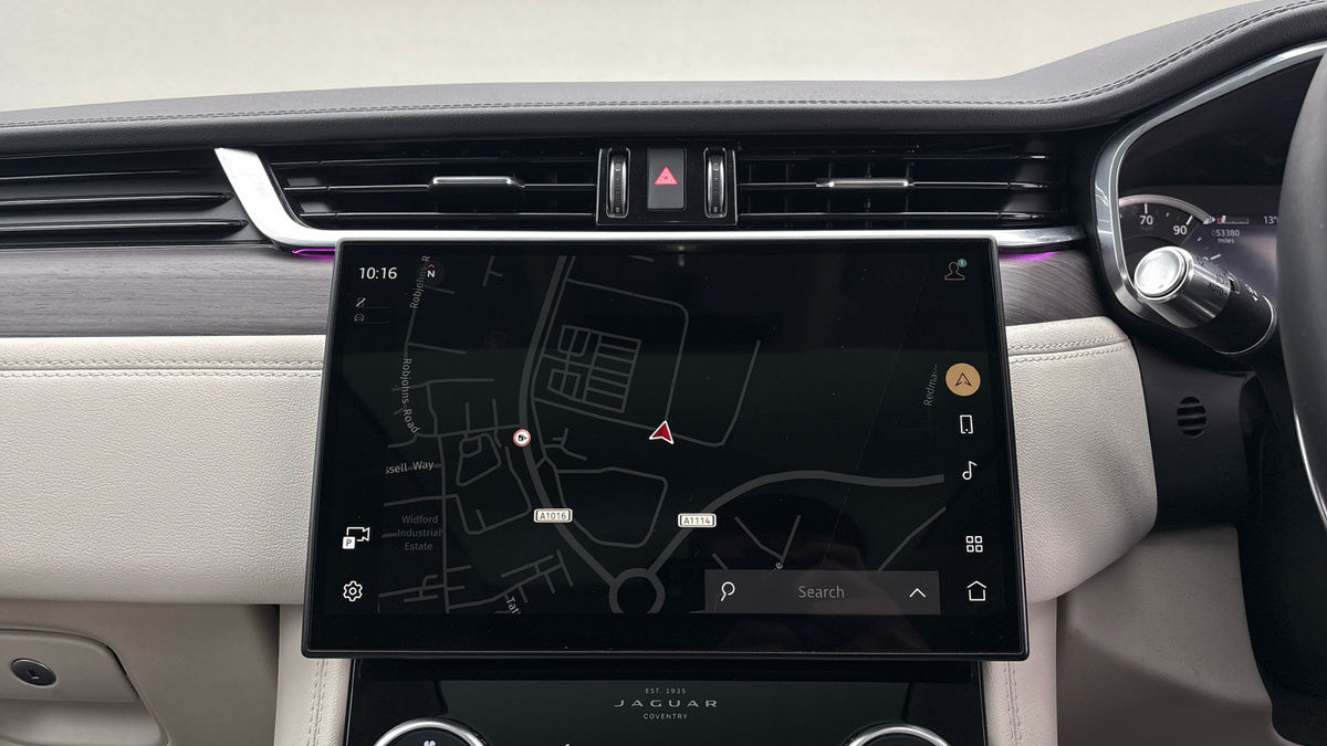 Jaguar F-PACE Image 17