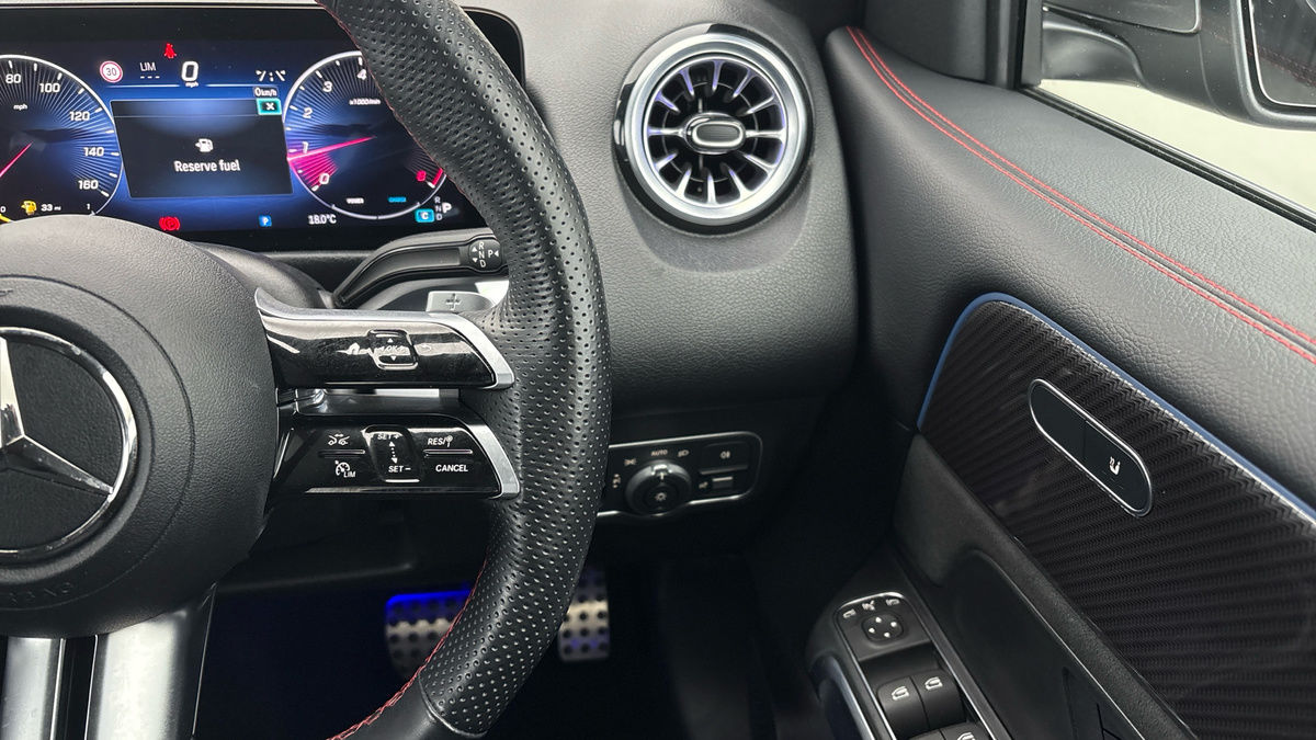 Mercedes-Benz GLB Image 14