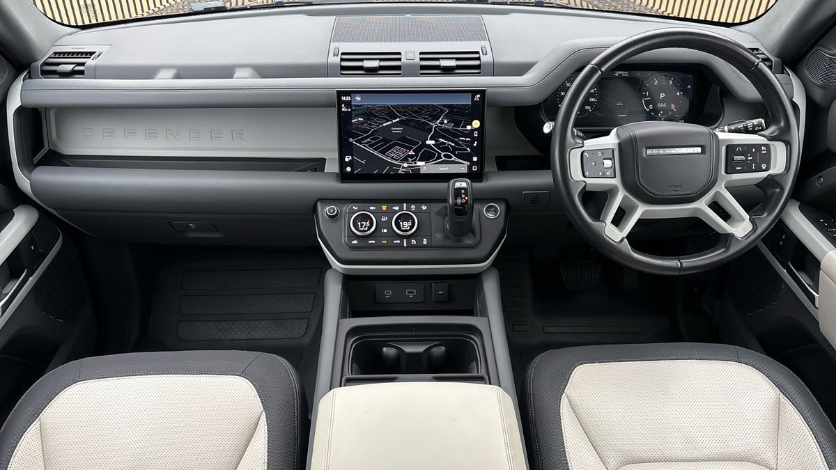 Land Rover Defender 90 Image 12