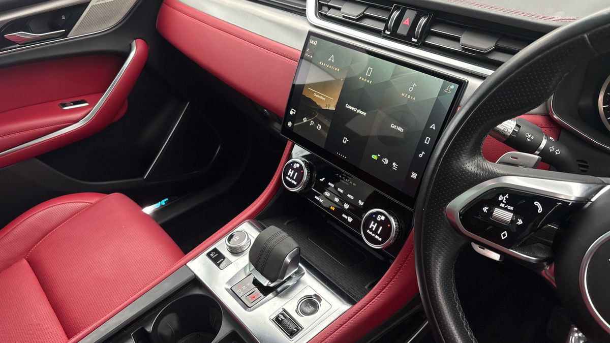 Jaguar F-PACE Image 18