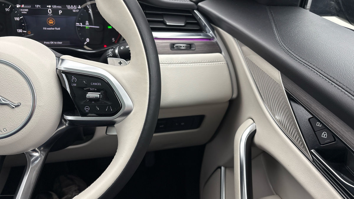 Jaguar F-PACE Image 14