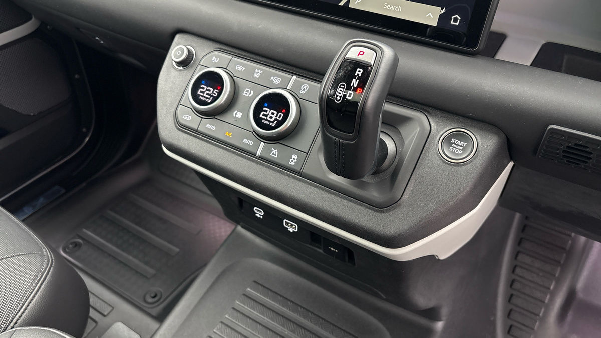 Land Rover Defender 110 Image 18