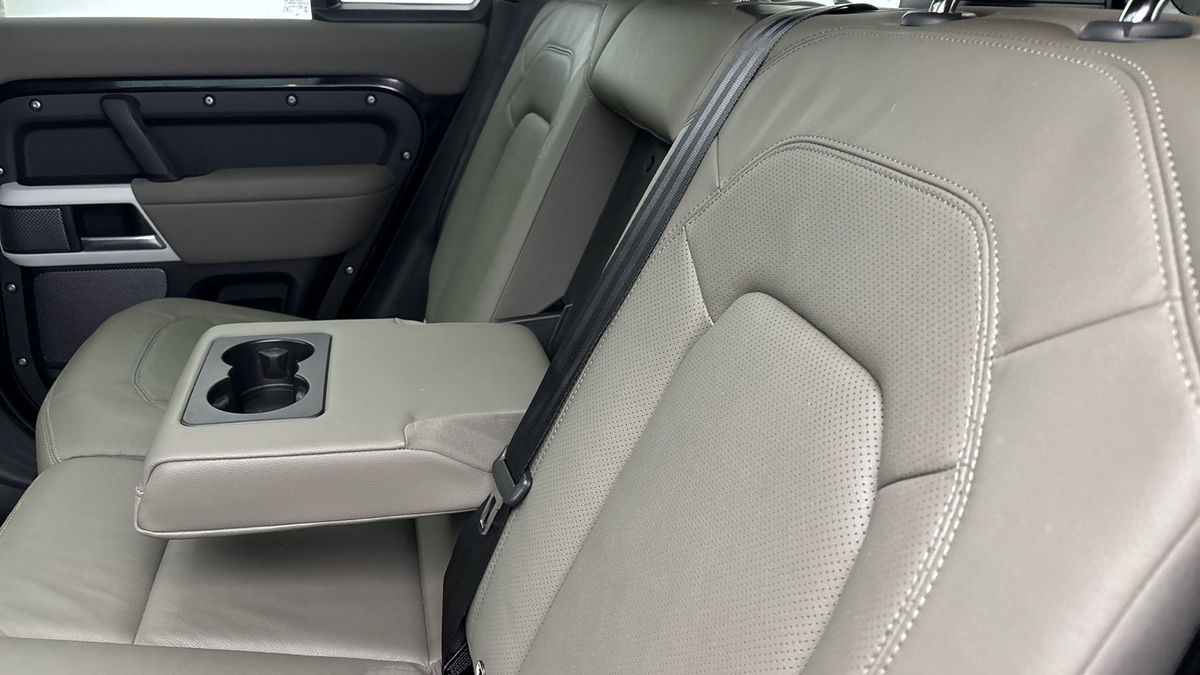 Land Rover Defender 110 Image 9