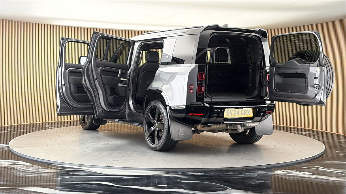 Land Rover Defender 110 Image 23