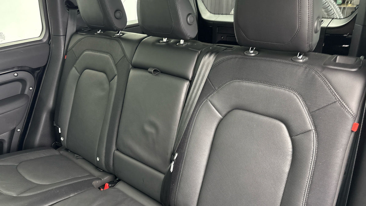 Land Rover Defender 110 Image 8