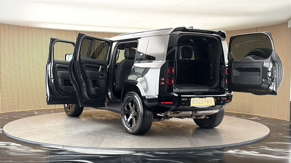 Land Rover Defender 110 Image 23