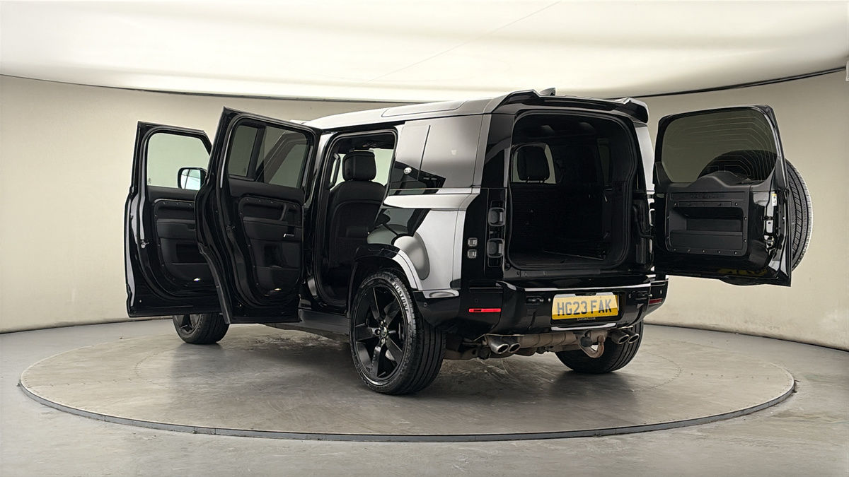 Land Rover Defender 110 Image 23