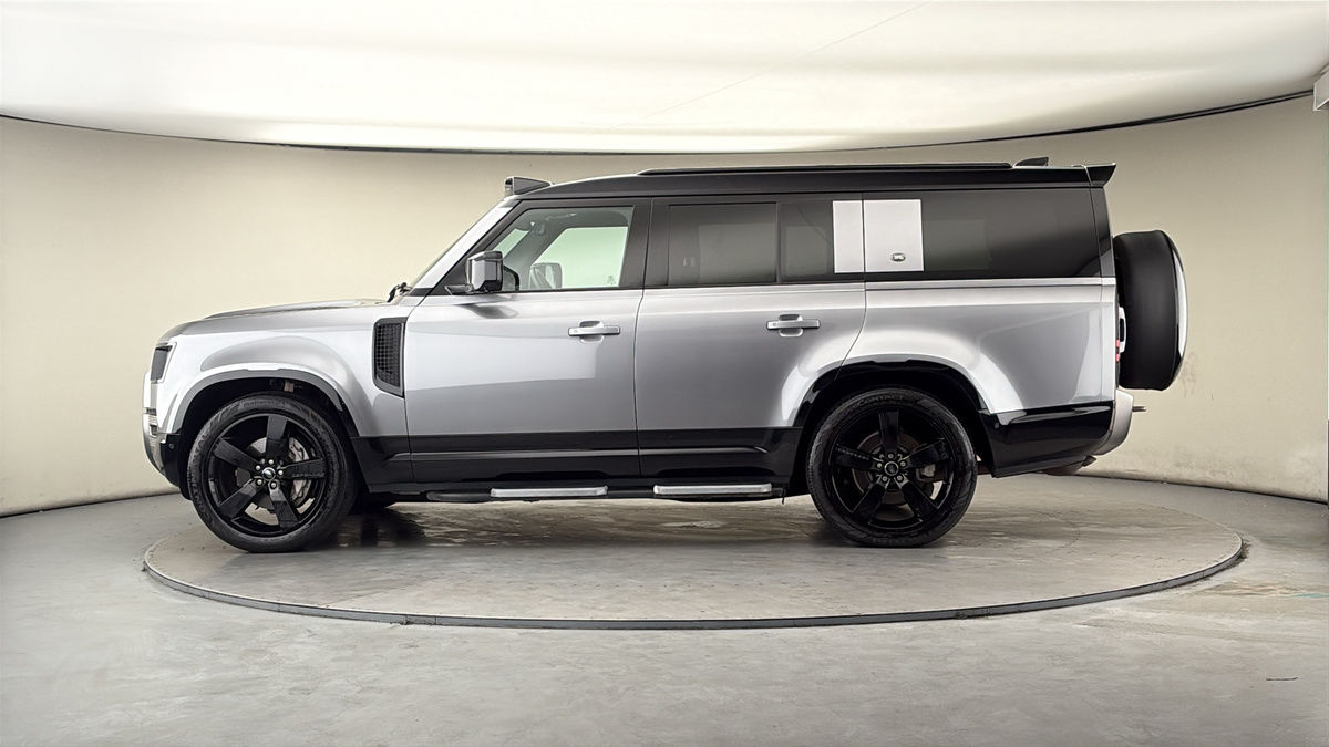 Land Rover Defender 130 Image 15