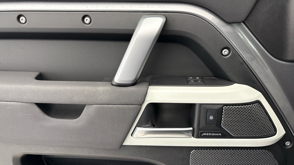 Land Rover Defender 110 Image 19