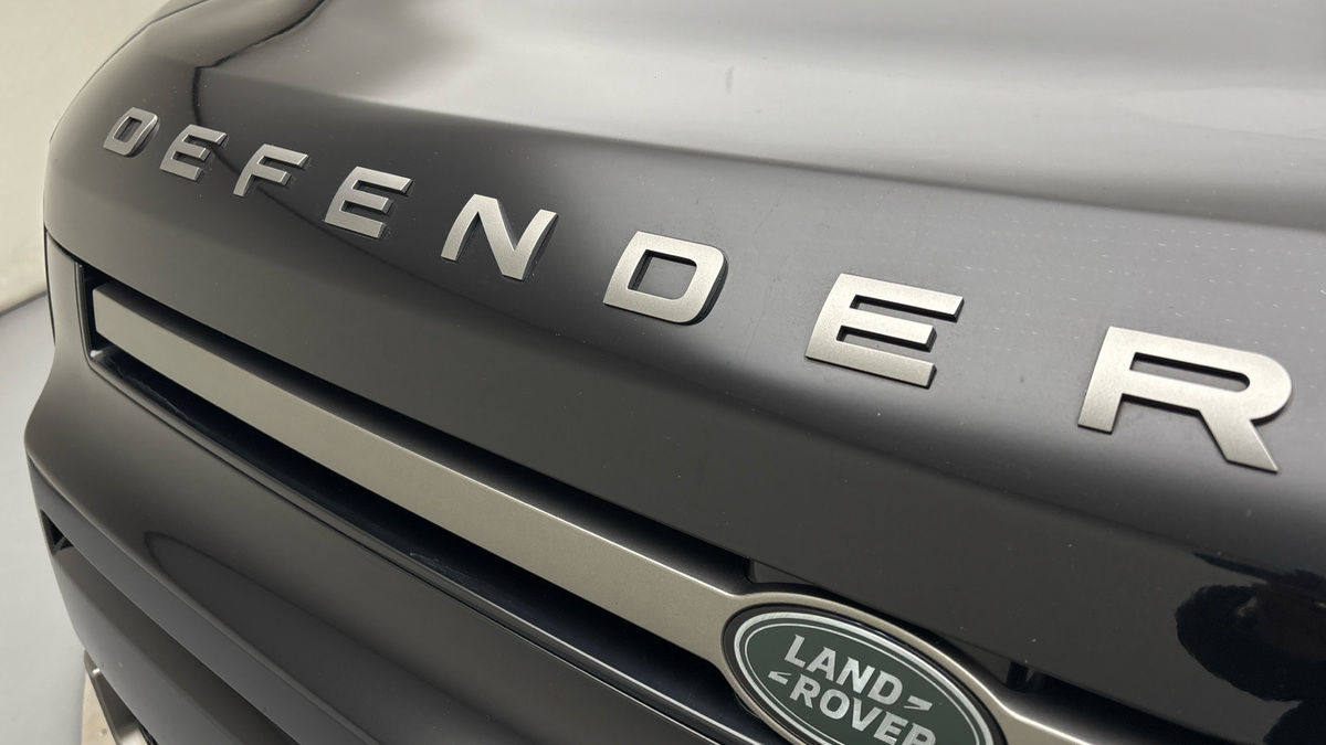 Land Rover Defender 110 Image 24