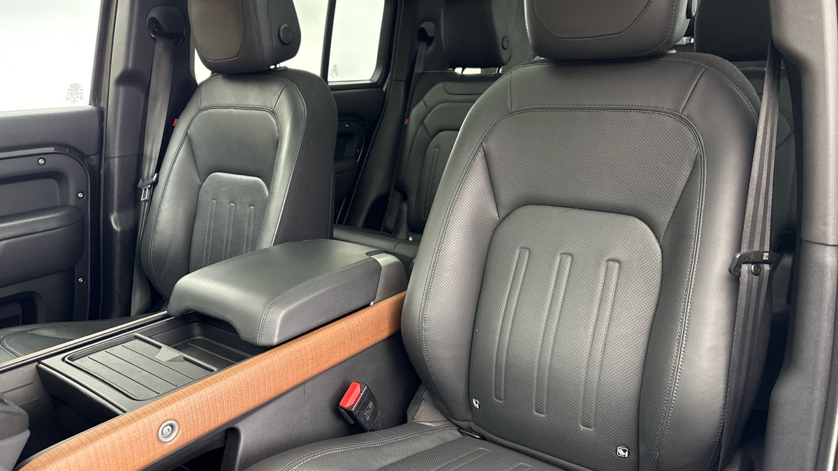 Land Rover Defender 130 Image 7
