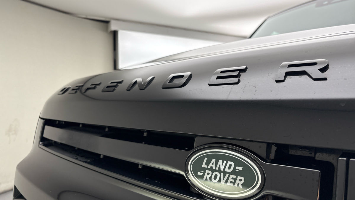 Land Rover Defender 110 Image 24