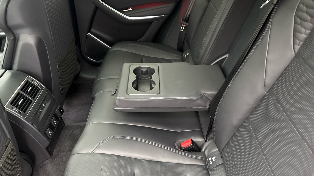 Jaguar F-PACE Image 9