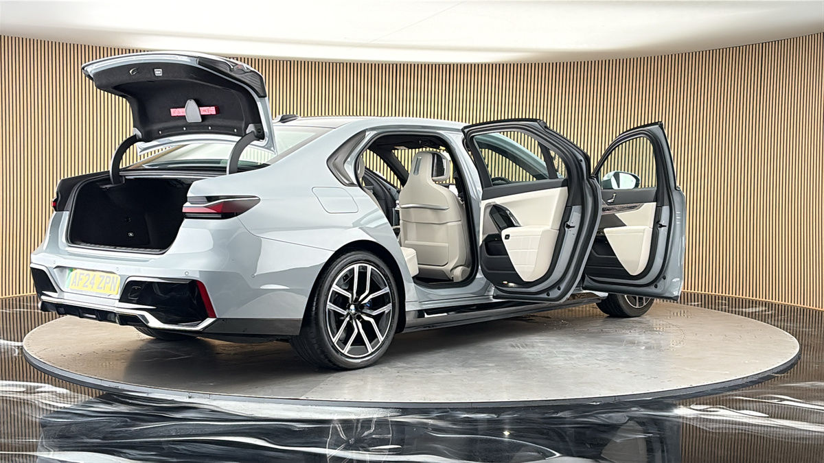 More views of BMW i7