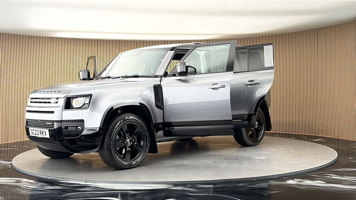 Land Rover Defender 110 Image 22