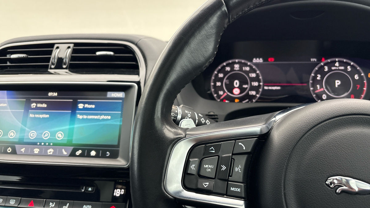 Jaguar F-PACE Image 13