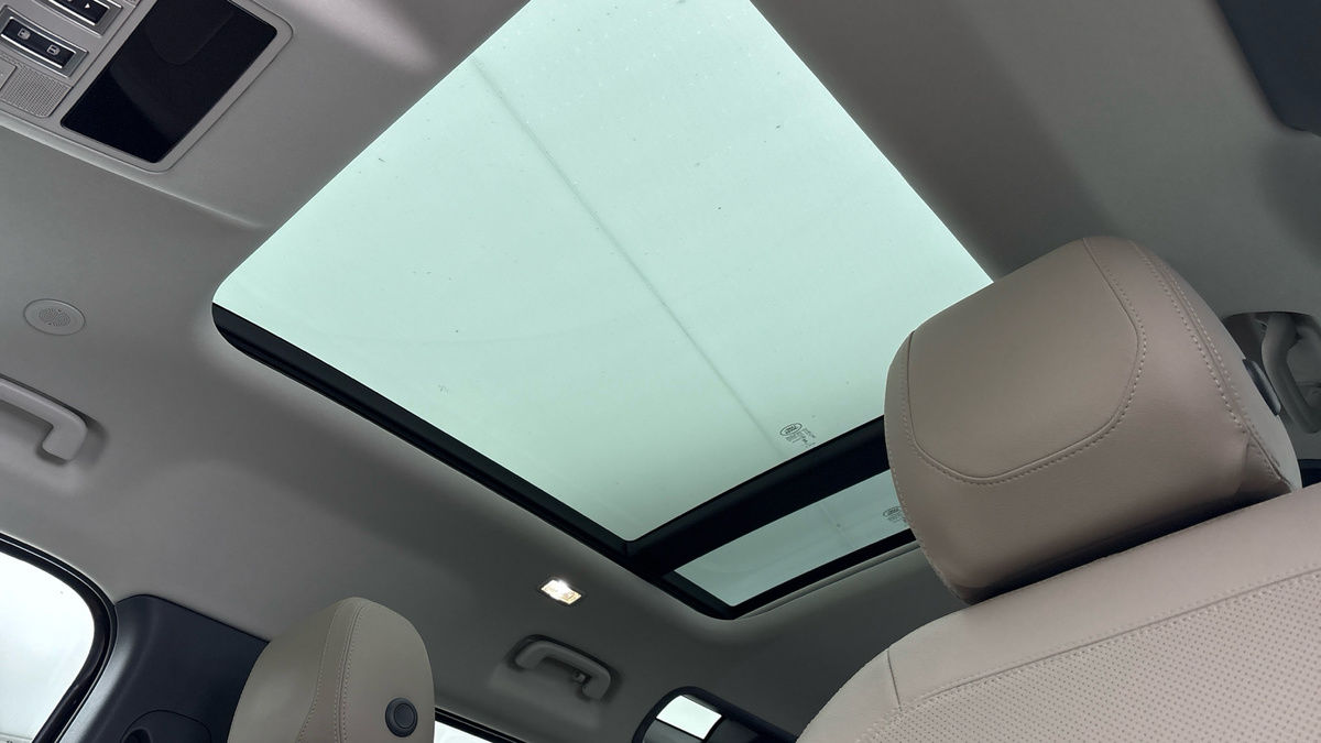 Land Rover Defender 110 Image 6