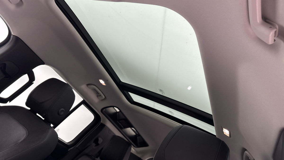 Land Rover Defender 110 Image 6