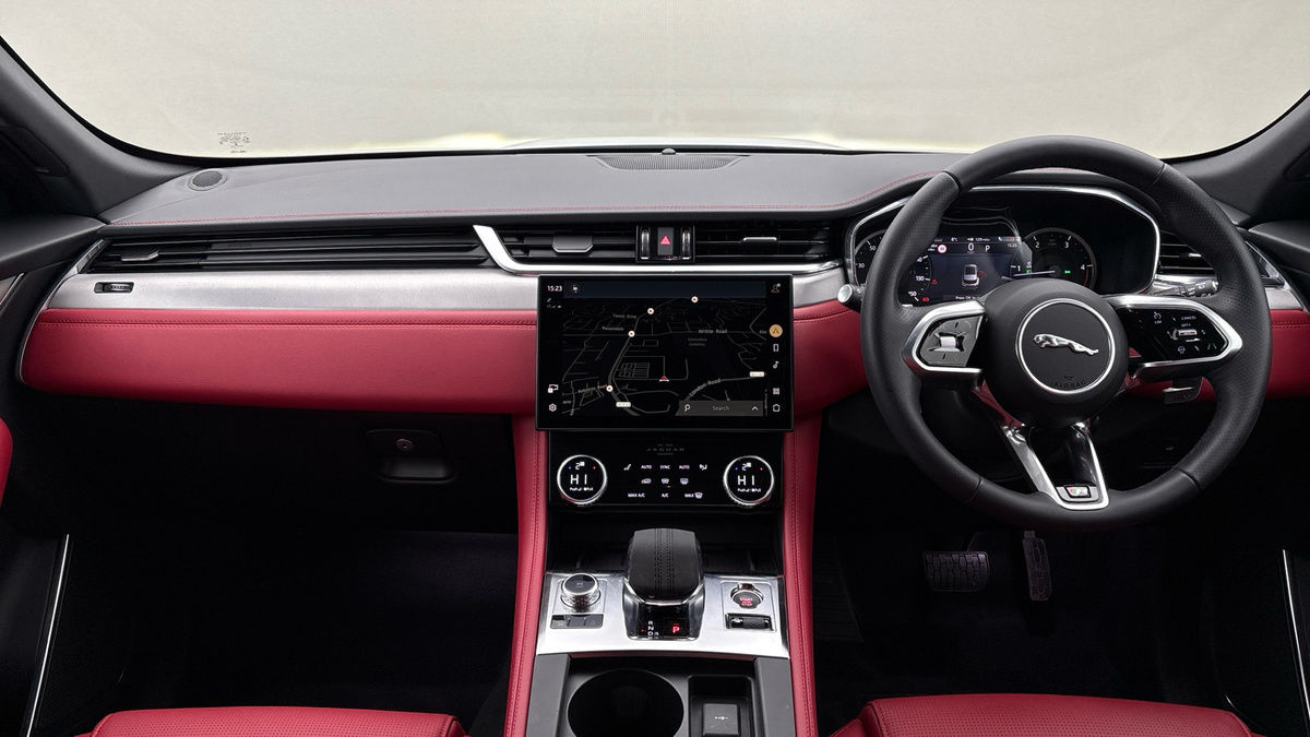 Jaguar F-PACE Image 12