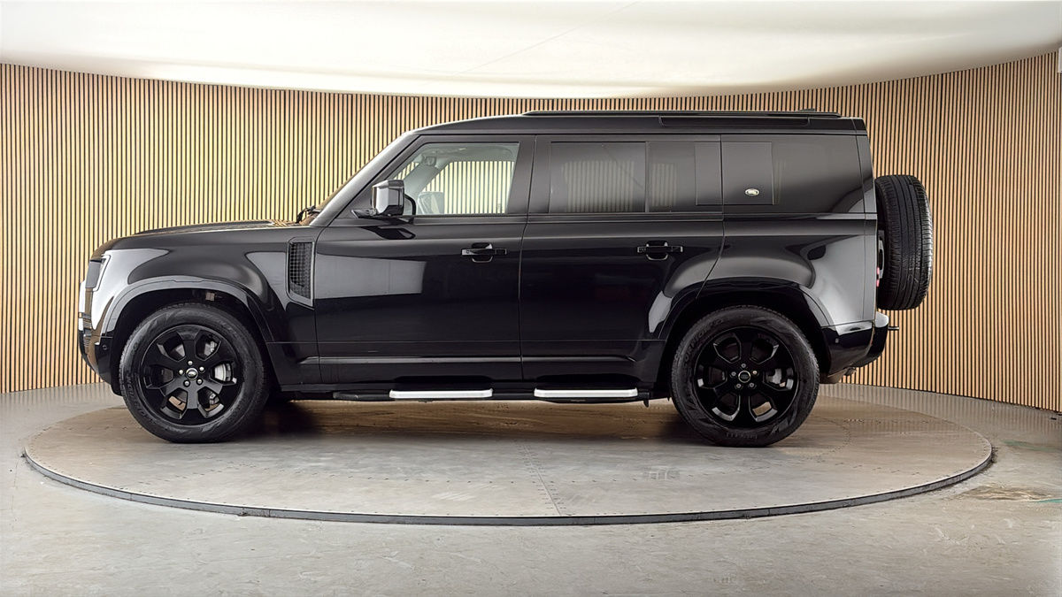 Land Rover Defender 110 Image 15