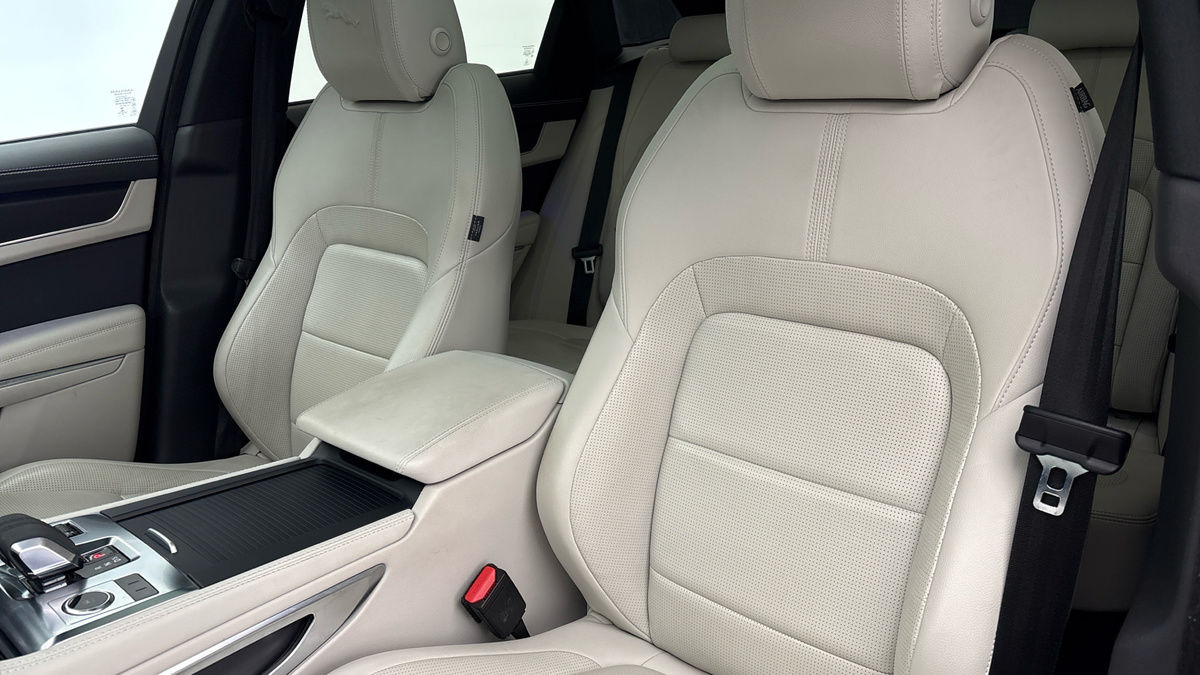 Jaguar F-PACE Image 7