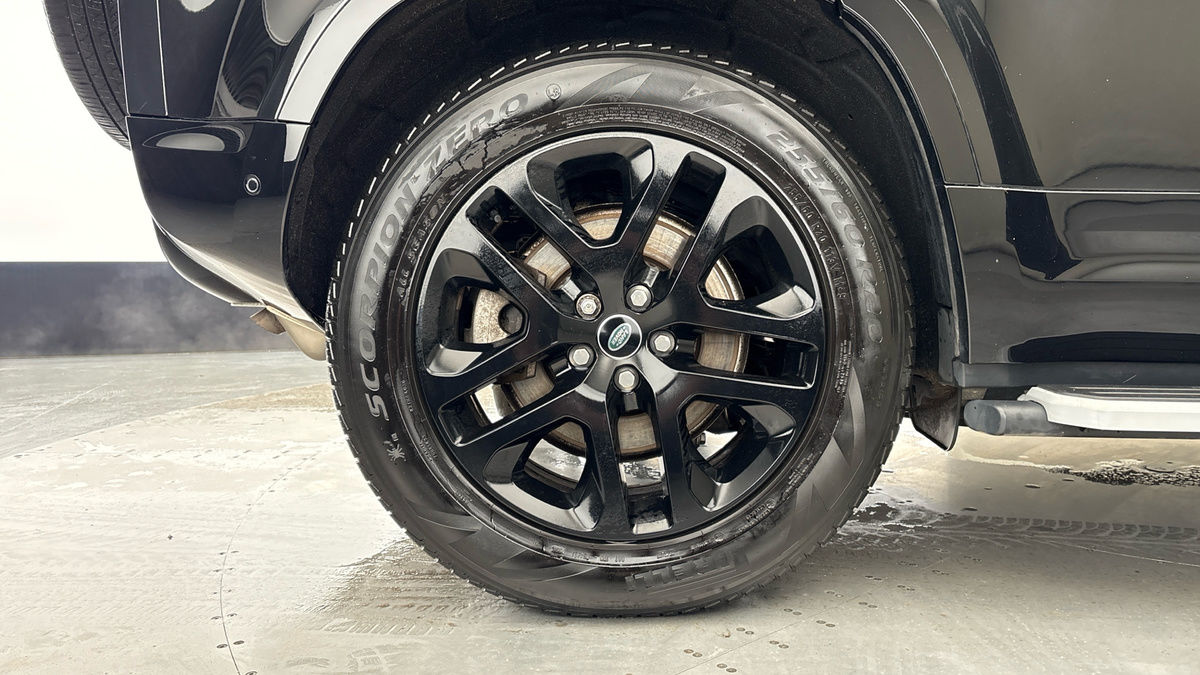 Land Rover Defender 110 Image 10