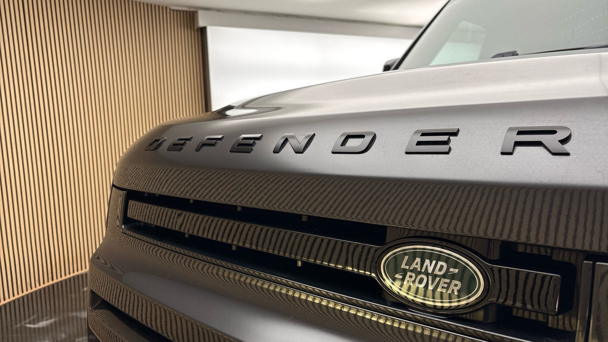 Land Rover Defender 110 Image 24