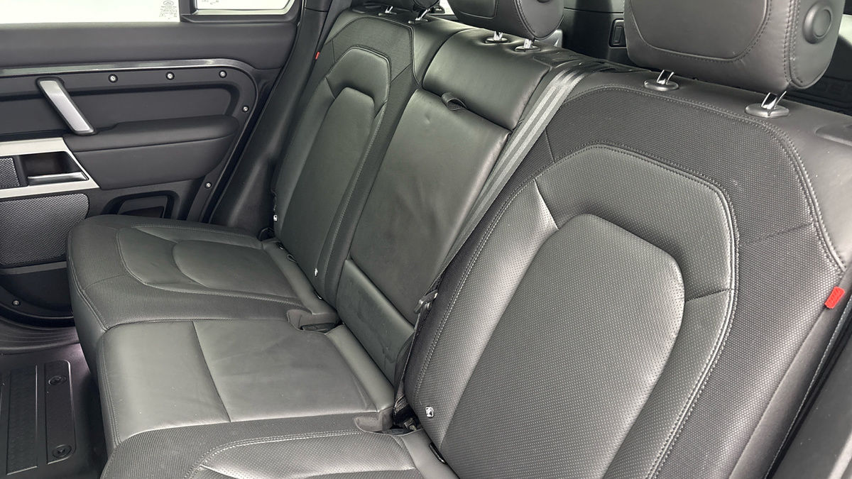 Land Rover Defender 110 Image 8
