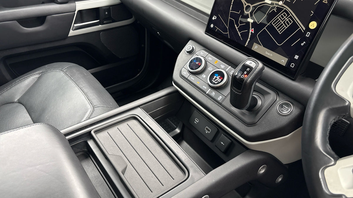Land Rover Defender 110 Image 18