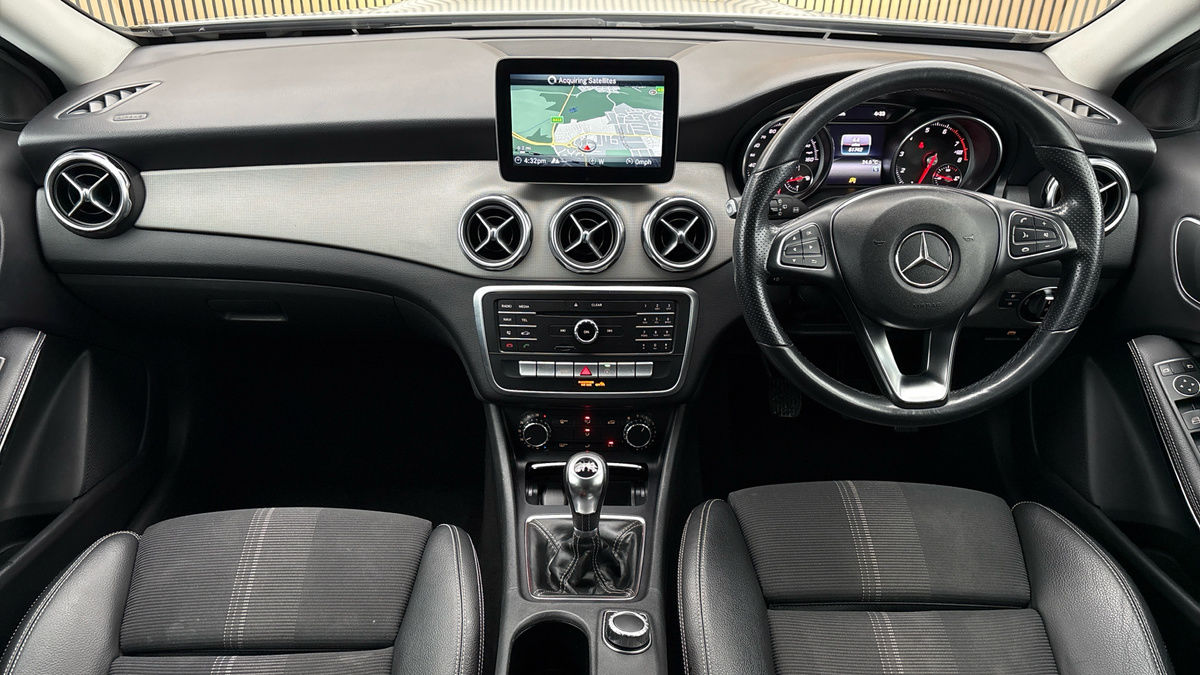 Mercedes-Benz GLA Image 12